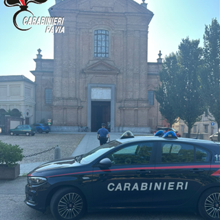 Aggredisce i Carabinieri dopo aver dato in escandescenze vicino alla parrocchia