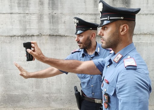 Minaccia i carabinieri col coltello e i cocci di vetro: disamato con lo spray