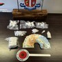 In casa mezzo chilo di hashish e tre etti e mezzo di coca: arrestato un 25enne