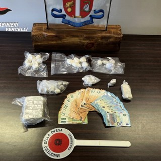 In casa mezzo chilo di hashish e tre etti e mezzo di coca: arrestato un 25enne