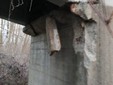 Un particolare del pilone danneggiato
