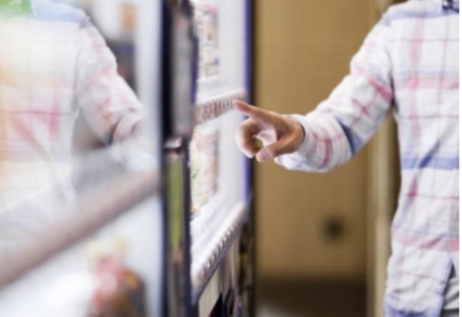 Dei distributori automatici non si butta nulla: anche le "macchinette" aiutano il Banco Alimentare