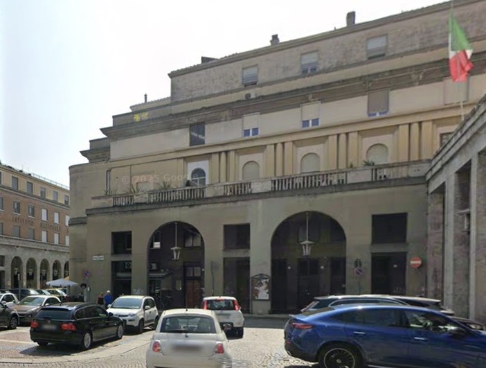 La facciata di piazza Zumaglini del palazzo ex cinema Viotti