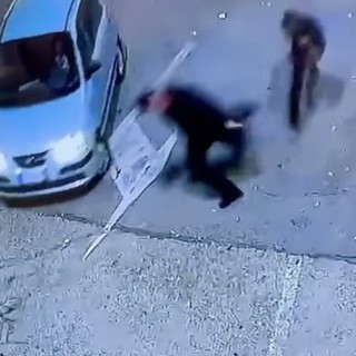 L'aggressione ripresa dalle videosorveglianza
