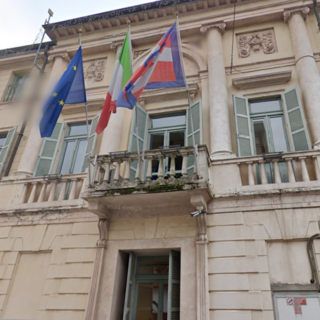 Gattinara: 81 mezzi con revisione scaduta, 13 senza assicurazione. Denunce e sanzioni della Polizia locale