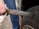Squarciate le gomme delle auto in sosta