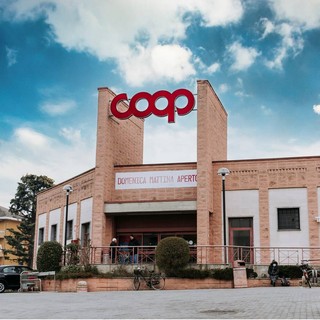 Trino, lavori in corso alla Coop: l'invenduto donato alla Caritas