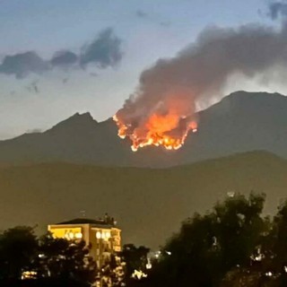 Un mese di lotta con il fuoco. L'estate dei roghi non dà tregua