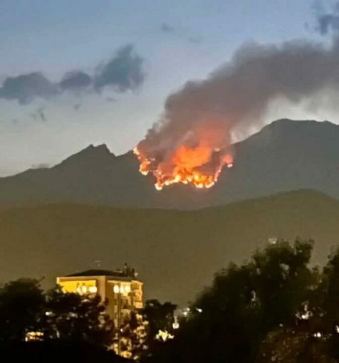 Un mese di lotta con il fuoco. L'estate dei roghi non dà tregua
