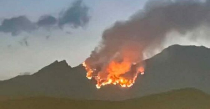 Un mese di lotta con il fuoco. L'estate dei roghi non dà tregua