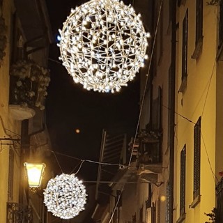 Un esempio dei festoni luminosi che verranno allestiti per il Natale 2022 in città