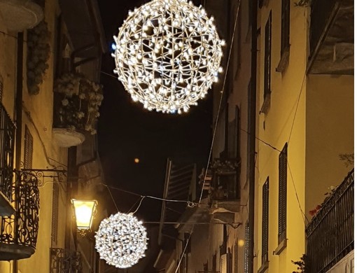 Un esempio dei festoni luminosi che verranno allestiti per il Natale 2022 in città