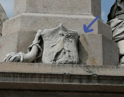 Danneggiò il monumento a Cavour: il tifoso risarcisce il Comune