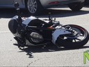 Perde il controllo della moto e finisce contro un'auto Perde il controllo della moto e finisce contro un'auto
