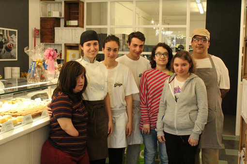 Le ragazze dell’Istituto Lagrangia con Sara Dellarole, capo pasticciere, Andrea, aiuto pasticciere, e i due stagisti Paolo e Beatrice