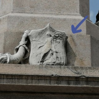 Danneggiò il monumento a Cavour: il tifoso risarcisce il Comune