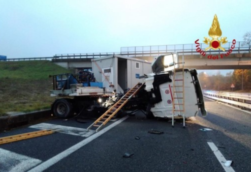 Spaventoso incidente stradale, camion distrutto e tre persone in Pronto Soccorso