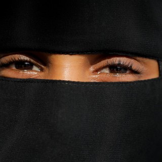 Trino, il Comune mette al bando niqab,  burqa, passamontagna, maschere integrali e caschi con visiera oscurata