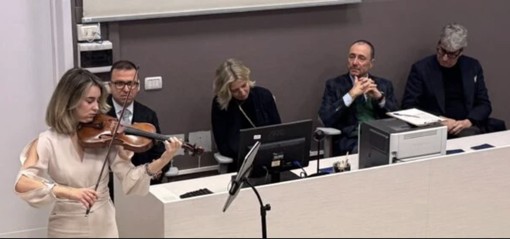 Musica in ospedale: concerti per pianoforte nell'atrio del Sant'Andrea Musica in ospedale: concerti per pianoforte nell'atrio del Sant'Andrea