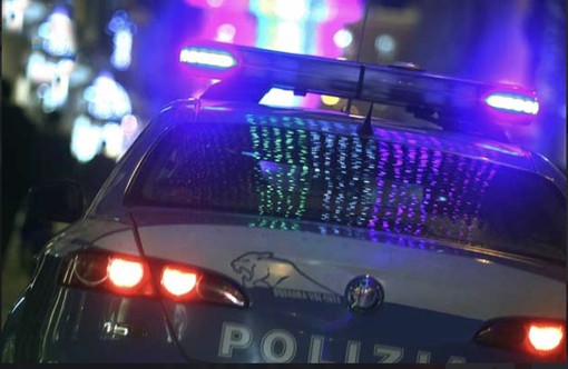 Litiga con il fratello e cerca di gettarsi sotto un'auto in via Trino Litiga con il fratello e cerca di gettarsi sotto un'auto in via Trino
