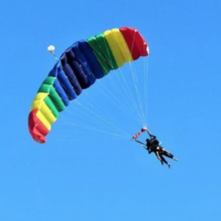 Si lancia con il parapendio e finisce impigliata tra gli alberi