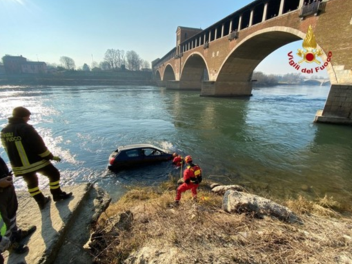 Pavia, auto scivola nel Ticino e si incaglia vicino al Ponte Coperto
