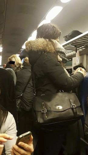 Viaggi da incubo per i pendolari To-Mi: «Invitati a scendere dal treno sovraffollato e bloccato in stazione»