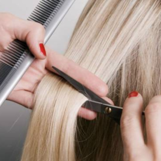 Muratori, parrucchieri, meccanici ed elettricisti: migliaia di lavoratori pressati dagli "abusivi"