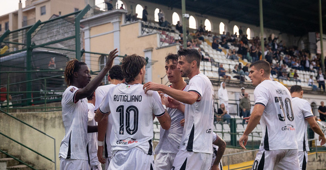 L'esultanza dopo il gol di Rutigliano (foto Devecchi) L'esultanza dopo il gol di Rutigliano (foto Devecchi)