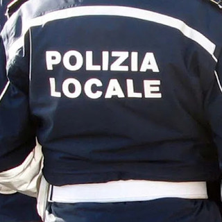 Vaga per strada smarrita: donna soccorsa dalla Polizia locale