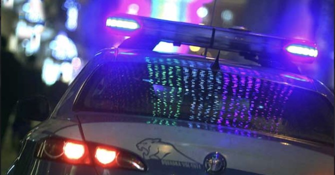 Litiga con il fratello e cerca di gettarsi sotto un'auto in via Trino