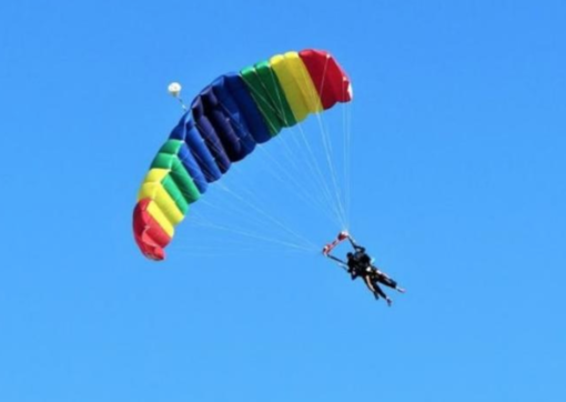 Si lancia con il parapendio e finisce impigliata tra gli alberi Si lancia con il parapendio e finisce impigliata tra gli alberi