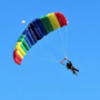 Si lancia con il parapendio e finisce impigliata tra gli alberi Si lancia con il parapendio e finisce impigliata tra gli alberi