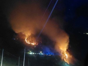 Quarona: fiamme sulla montagna verso il laghetto di Sant'Agostino Quarona: fiamme sulla montagna verso il laghetto di Sant'Agostino