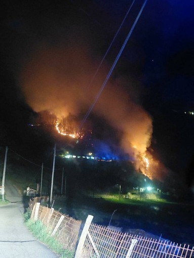 Quarona: fiamme sulla montagna verso il laghetto di Sant'Agostino