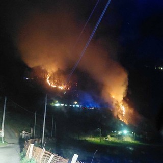 Quarona: fiamme sulla montagna verso il laghetto di Sant'Agostino