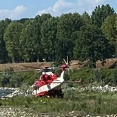 Ragazzina in difficoltà nelle acque del fiume Sesia: padre e zio annegano nel tentativo di soccorrerla Ragazzina in difficoltà nelle acque del fiume Sesia: padre e zio annegano nel tentativo di soccorrerla