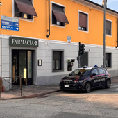 Entra in farmacia per rubare i cosmetici e spintona il direttore: denunciato per un 20enne Entra in farmacia per rubare i cosmetici e spintona il direttore: denunciato per un 20enne
