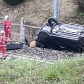 Auto precipita vicino ai binari, treni fermi a Sandigliano FOTO Auto precipita vicino ai binari, treni fermi a Sandigliano FOTO