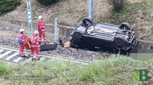Auto precipita vicino ai binari, treni fermi a Sandigliano FOTO