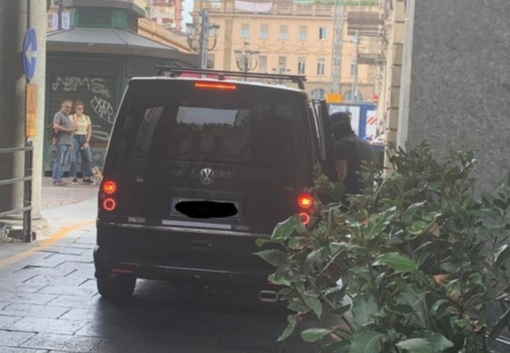 Tentano di sequestrare una donna in pieno centro a Torino. Il racconto di un testimone