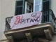 Lenzuoli anti Salvini sui balconi della città - FOTO