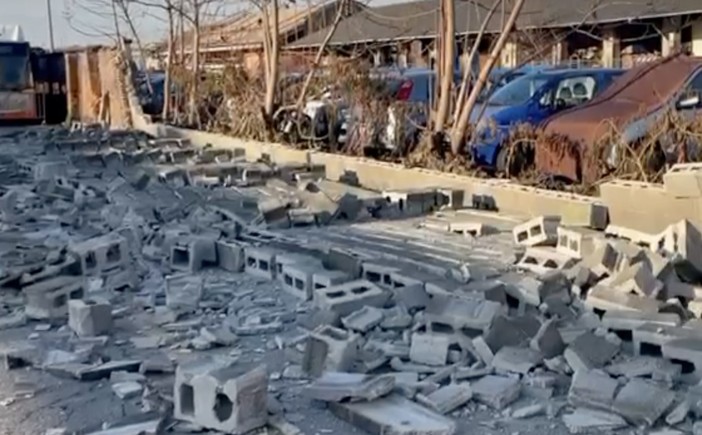 Crolla un muro all'interno del parcheggio della stazione Crolla un muro all'interno del parcheggio della stazione