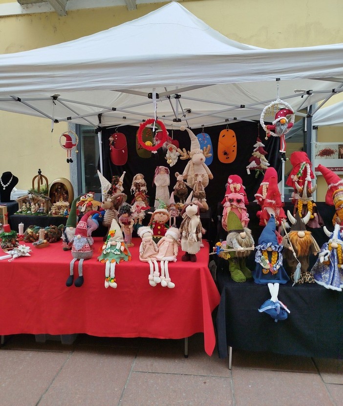 Il Mercatino accende il Natale a Santhià