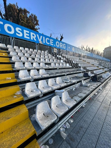 Stadio Piola: seggiolini divelti, servizi igienici e spogliatoi vandalizzati. La protesta della Pro