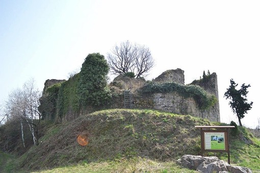 I ruderi del castello di San Lorenzo sulla collina di Gattinara