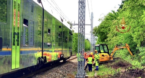 Escavatore urtato dal treno: operaio in ospedale, incolumi i 48 passeggeri a bordo
