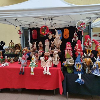 Il Mercatino accende il Natale a Santhià