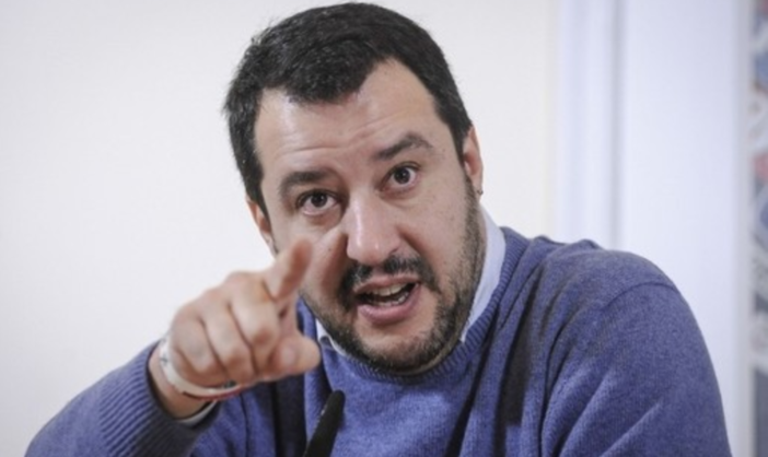 Nel bollettino parrocchiale Salvini paragonato a Mussolini: Vigilia di polemiche a Vercelli