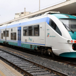 «Treni, niente riapertura per le tratte locali sospese. E a luglio nuovi aumenti»